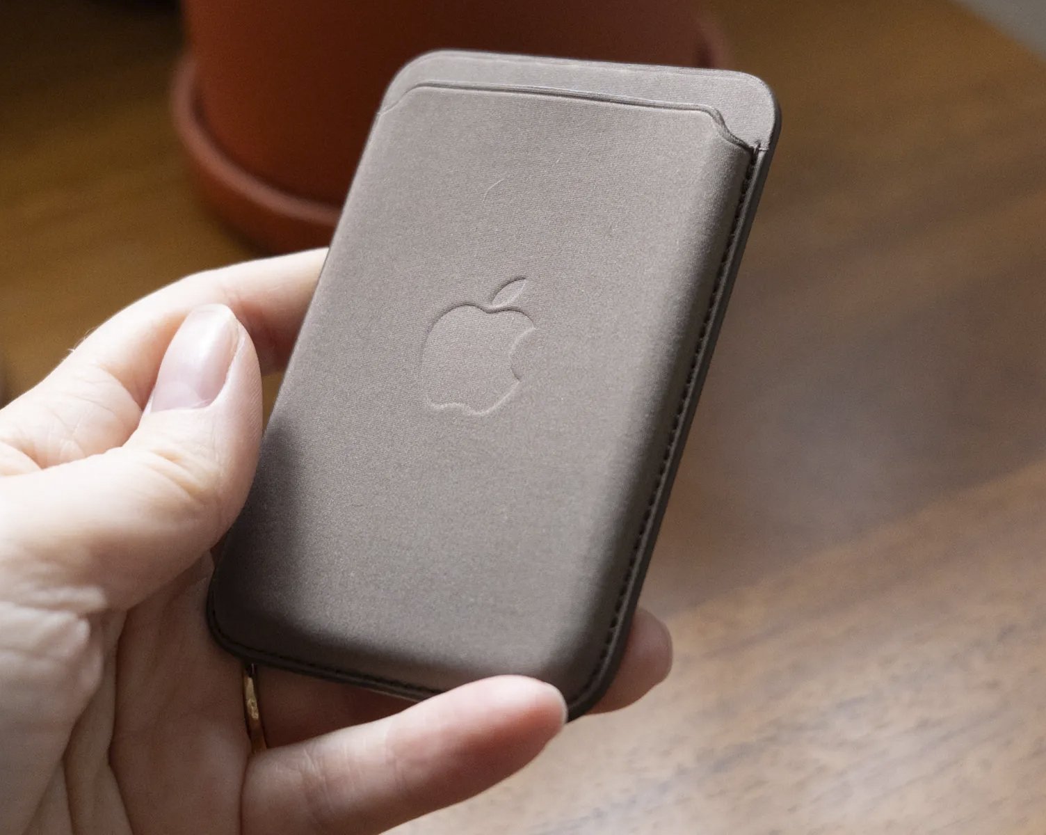 «Категорически ужасны»: пользователи iPhone 15 разнесли новые чехлы FineWoven