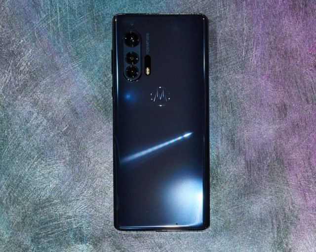 Обзор смартфона Motorola Edge+ с неожиданно хорошей эргономикой и нереальной стоимостью