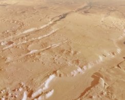 ESA показало пролёт над каньонами Марса, похожими на следы когтей гигантского кота